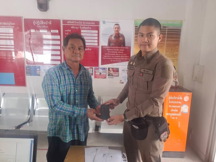 เจ้าหน้าที่ตำรวจส่งคืนโทรศัพท์มือถือให้แก่เจ้าของ